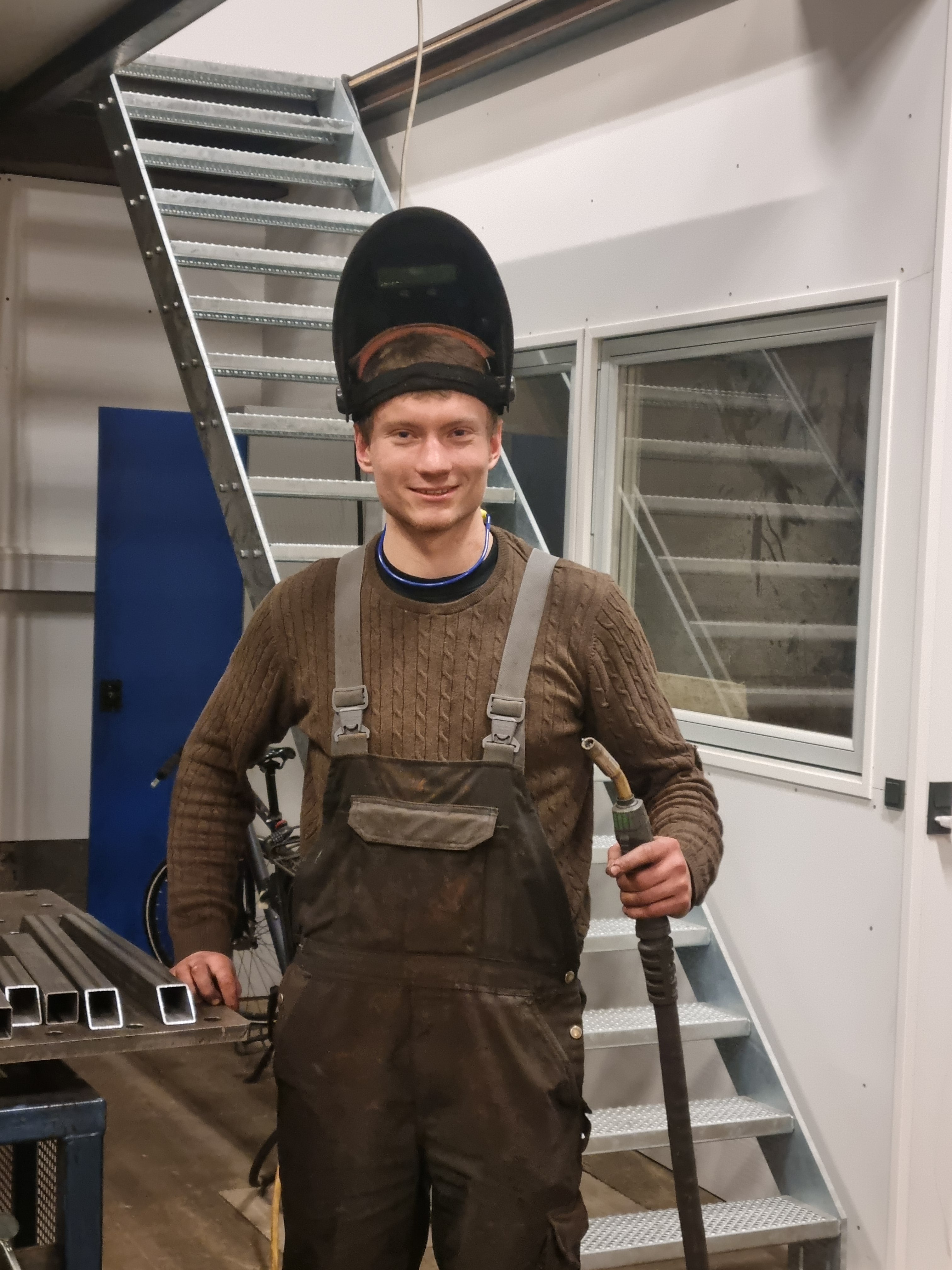 Vores smed er klar til at skære, bukke og svejse dit nye højbed.