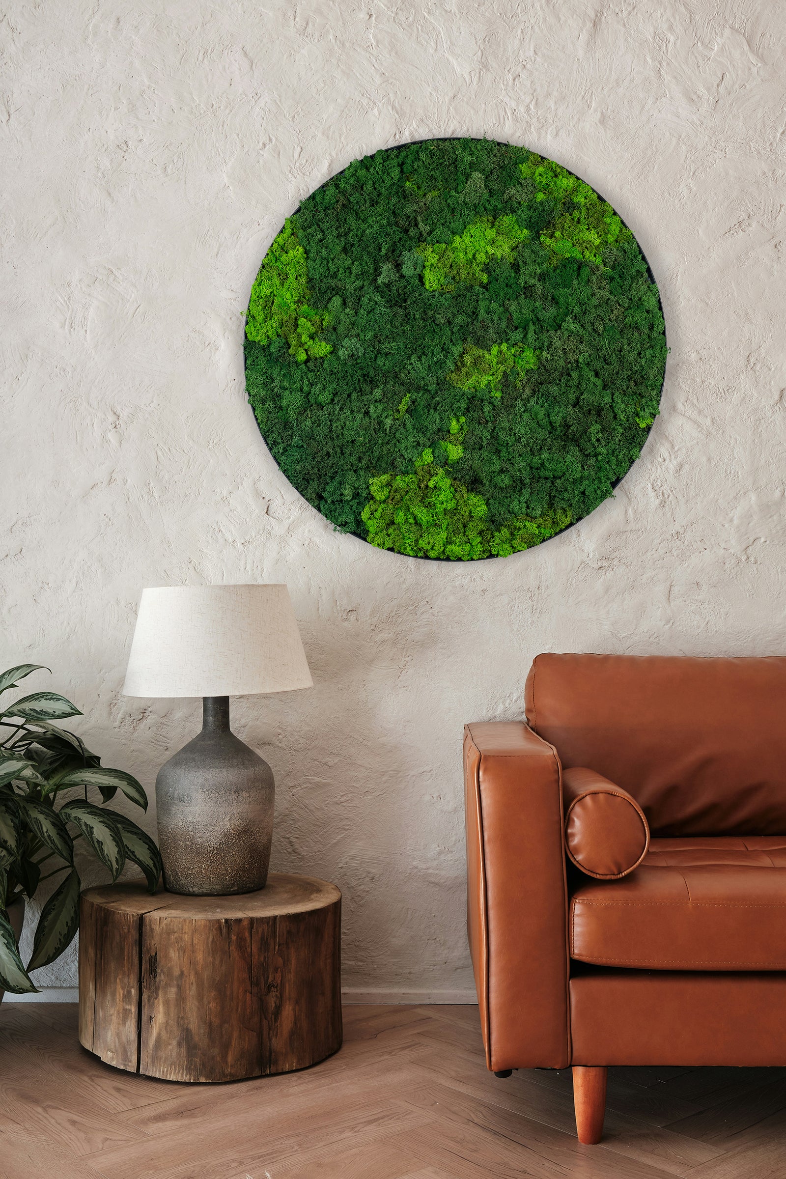 Rundt mosbillede med grønt mos i flere nuancer og sort kant. Perfekt i stue, kontorlokale, salon eller erhverv.