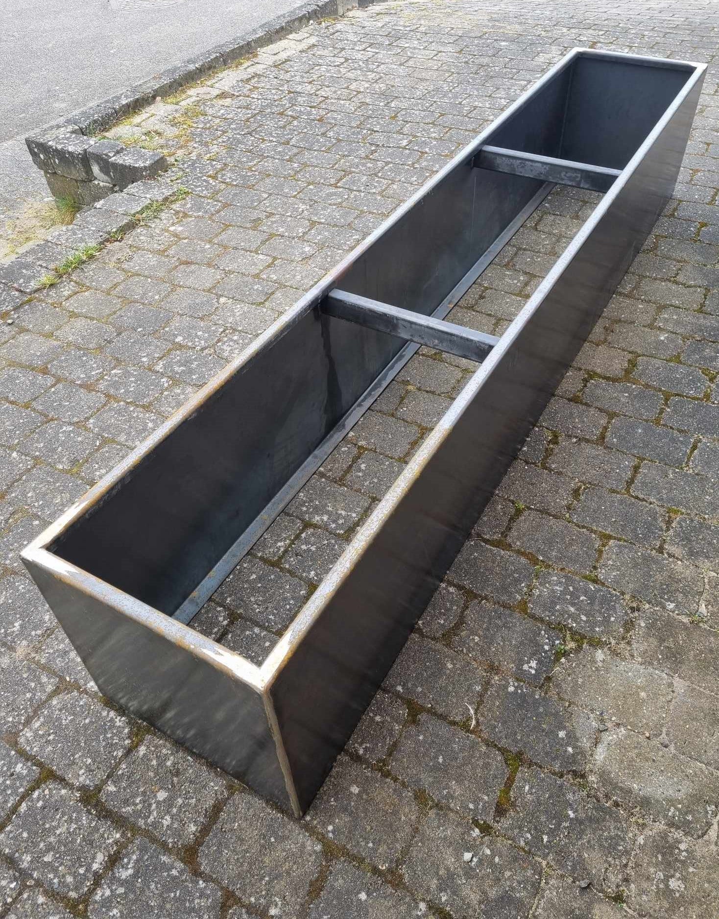 Højbed i 3 mm cortenstål til 3 kapilærkasser. Fuldsvejset og ombukket kanter. Holdbarhed op til 30 år. 