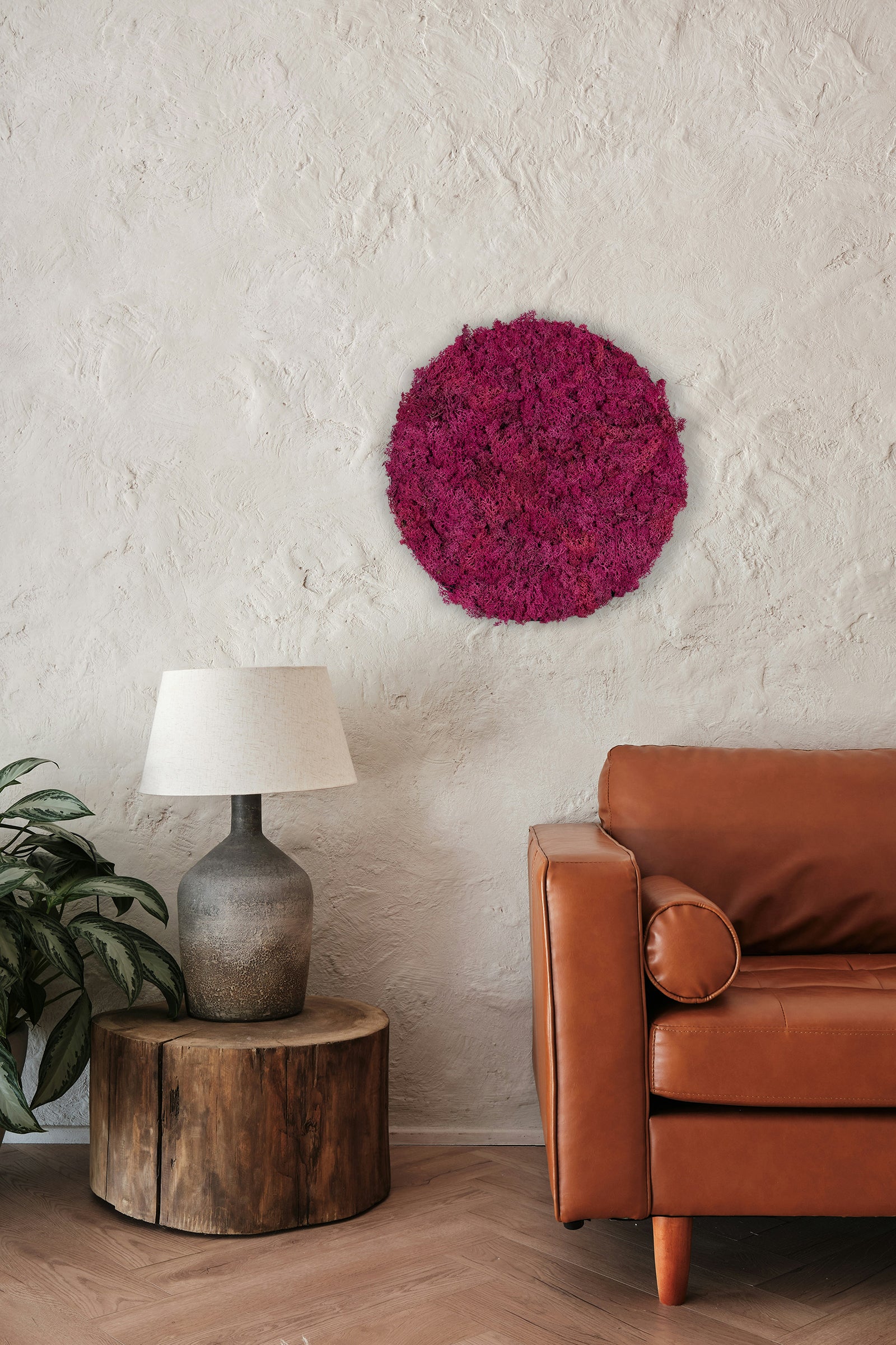 Rundt mosbillede med pink mos og sort kant. Moskunst skaber en behagelig akustik og en afslappet atmosfære. 