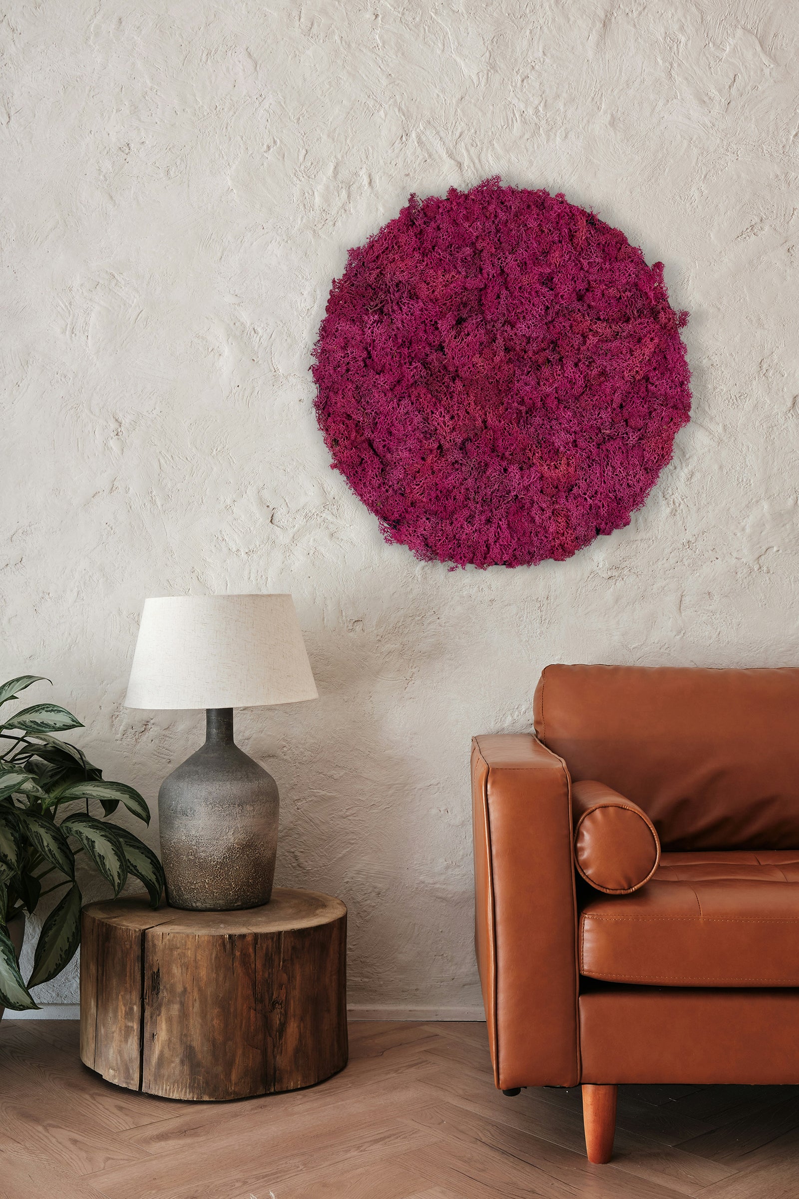 Rundt mosbillede med pink mos og sort kant. Moskunst skaber en behagelig akustik og en afslappet atmosfære. 