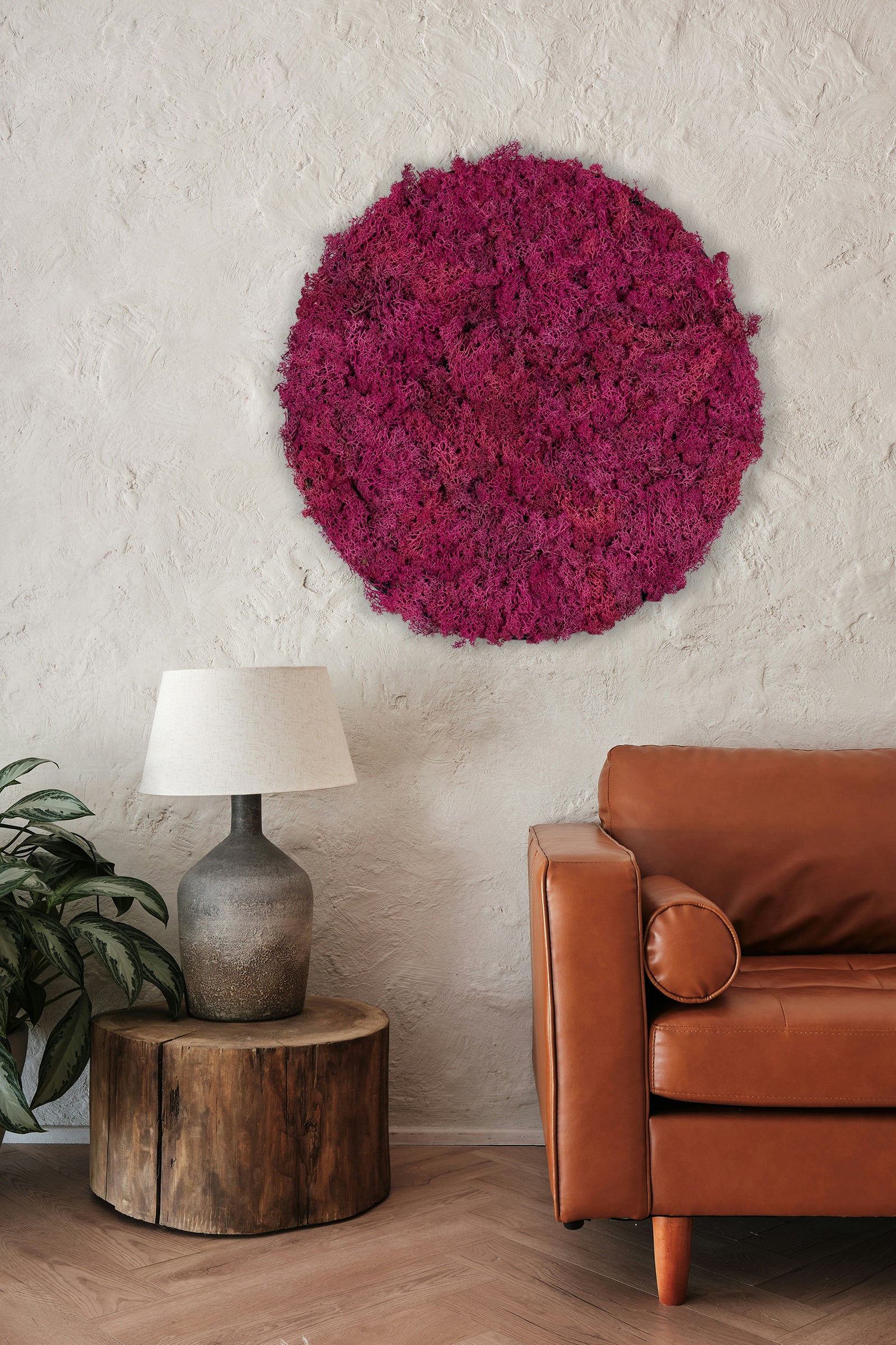 Rundt mosbillede med pink mos og sort kant. Moskunst skaber en behagelig akustik og en afslappet atmosfære. 