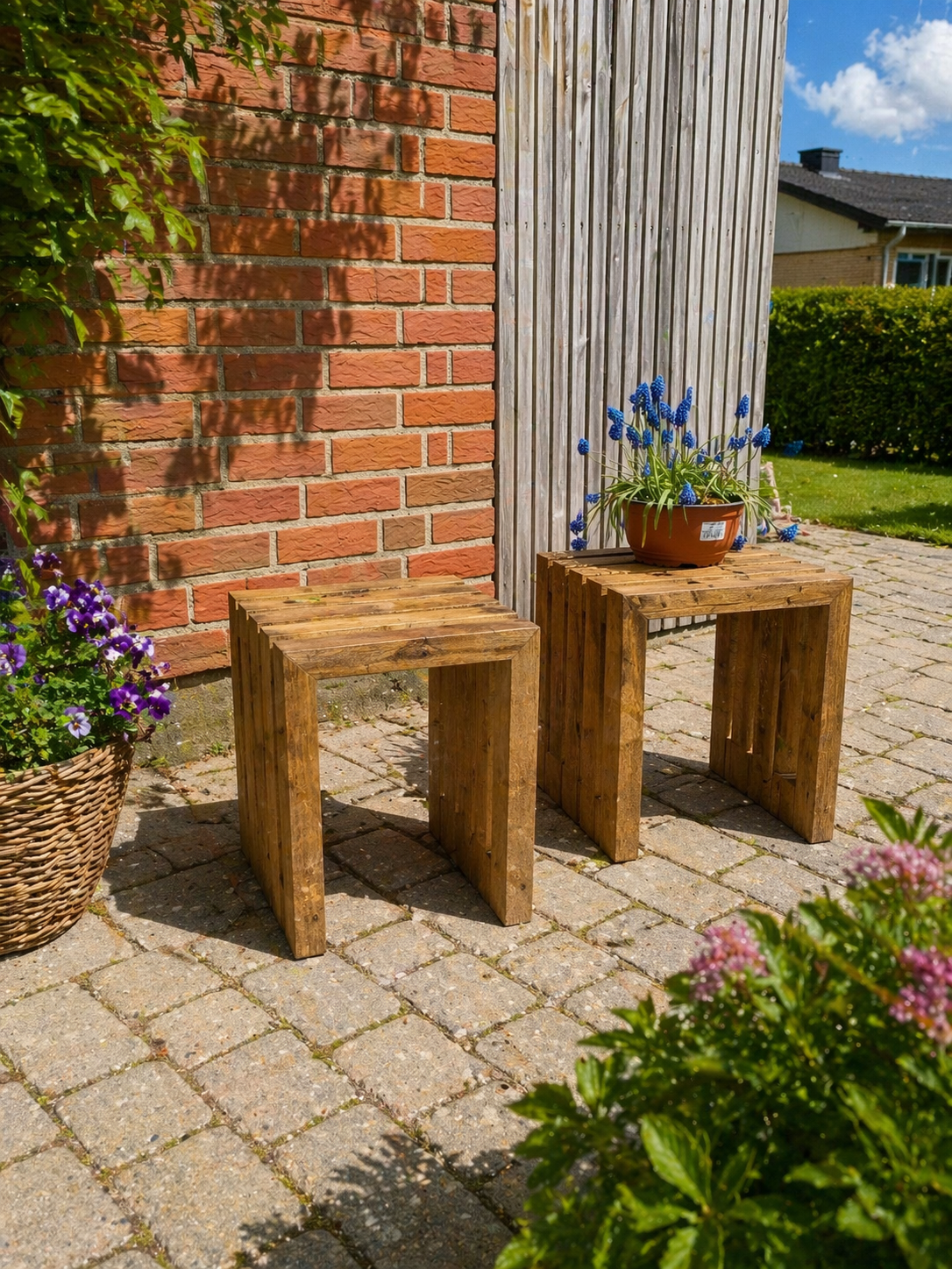 Snedkerlavet taburet i massiv træ - 37 x 27 x 40 cm