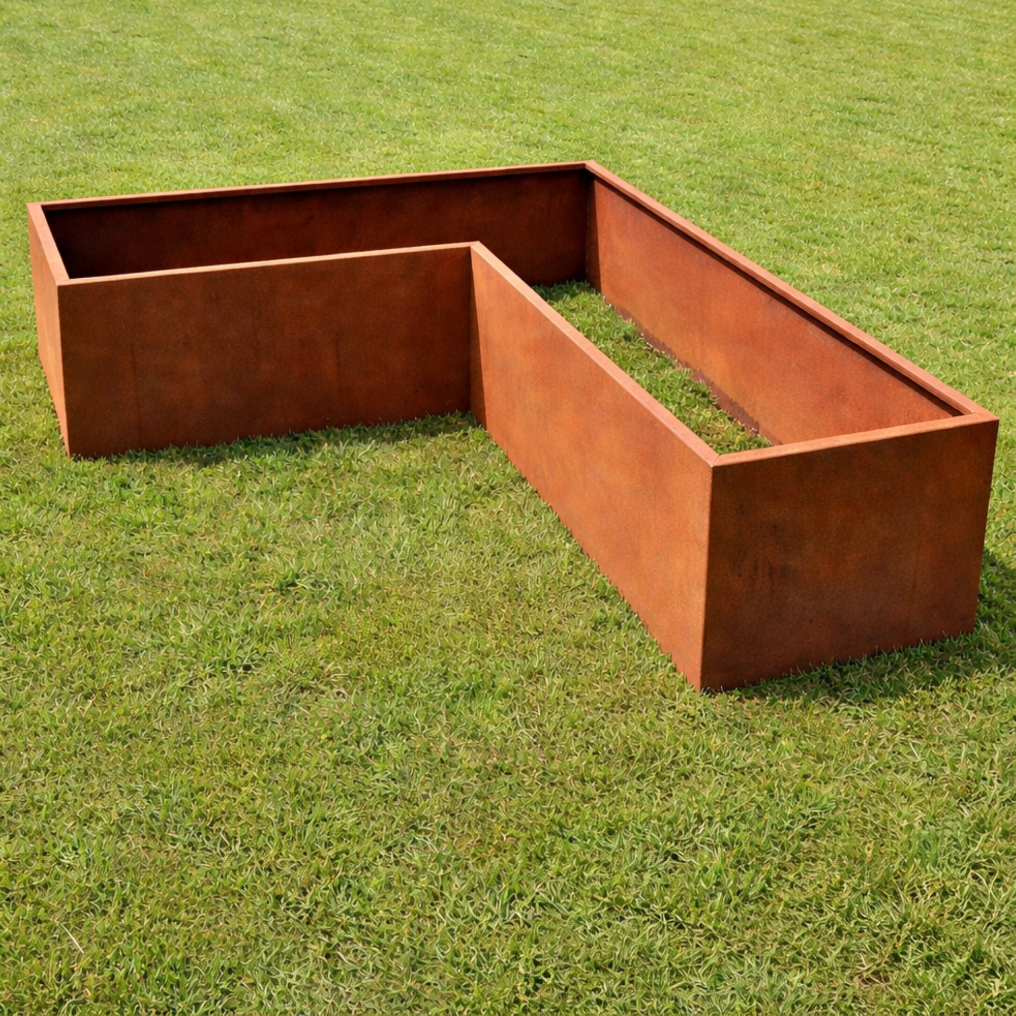 L-formet højbed i 3 mm cortenstål. Fuldsvejset og ombukket kanter. Holdbarhed op til 30 år. 90 graders vinkel. 